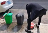 2月，給全村的垃圾桶來(lái)個(gè)大掃除