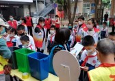 三元坊小學(xué)黨支部參加社區(qū)垃圾分類宣傳活動