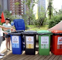 小區(qū)分類垃圾桶不分類，居民街道辦齊心整治有害垃圾