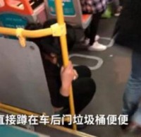 深圳女子坐公交垃圾桶上排泄？網(wǎng)友：事出有因，值得諒解