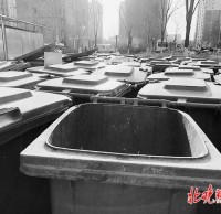 北京小區(qū)物業(yè)垃圾桶堵門，以新?lián)Q舊是好事，掃尾工作也要落實(shí)