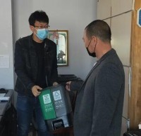 南長山街道發(fā)放分類垃圾桶，引領(lǐng)垃圾分類新風(fēng)尚