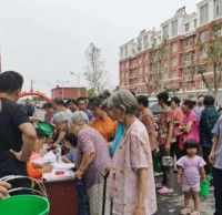 崔寨街道開展社區(qū)免費發(fā)放分類垃圾桶活動！