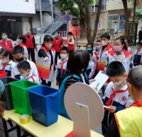 三元坊小學(xué)黨支部參加社區(qū)垃圾分類宣傳活動